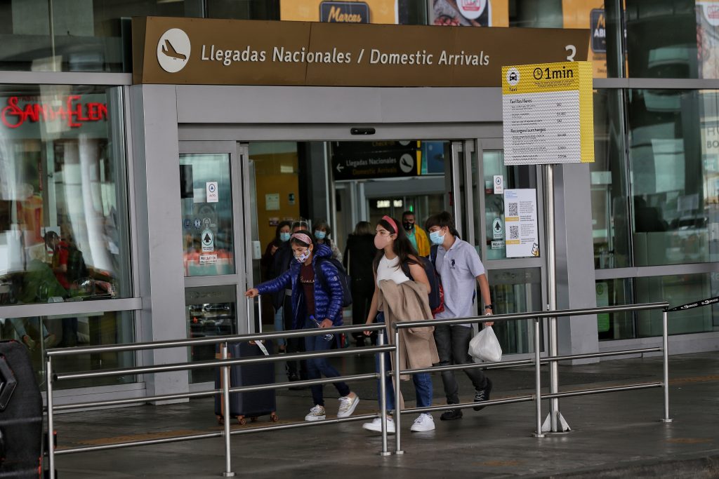 Países de la UE permiten viajeros colombianos sin restricciones La Unión Europea añadió este viernes formalmente a Argentina, Colombia, Perú y Namibia en la reducida lista de países extracomunitarios a los que considera que se puede viajar sin restricciones porque su situación epidemiológica respecto al coronavirus es igual o mejor que la de los Estados miembro.