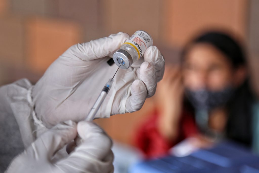 MinSalud entregó cifras alentadoras sobre vacunación de adultos mayores 2 MinSalud entregó cifras alentadoras sobre vacunación de adultos mayores La población en riesgo y más vulnerable frente al contagio de COVID está muy cerca de estar protegida en su totalidad, según un reporte del Ministerio de Salud.