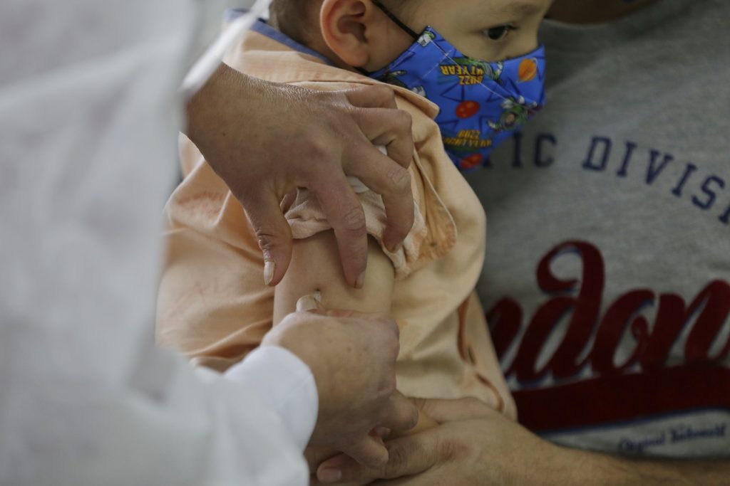 MinSalud espera aprobación del Invima para vacunar a menores 2 MinSalud espera aprobación del Invima para vacunar a menores El ministro de Salud, Fernando Ruiz, dijo este miércoles que sigue a la espera de la aprobación final del Invima para iniciar el plan de inmunización contra el COVID-19 a niños y niñas de tres años en adelante. Por ahora, en el país se aplica la vacuna contra el nuevo coronavirus solo a niños mayores de 12 años.