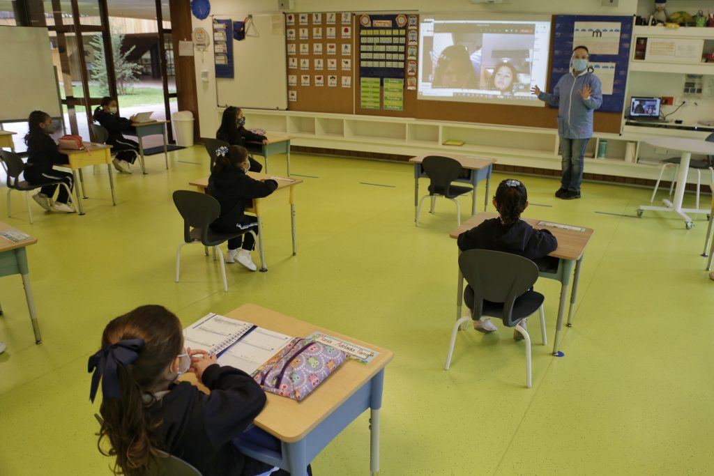 MinSalud planea fortalecer vacunación en colegios 3 MinSalud planea fortalecer vacunación en colegios Las autoridades sanitarias siguen haciendo esfuerzos para lograr que la vacunación en Colombia cada vez esté más cerca y alcance la cifra del 70% de la población inmunizada. Sin embargo, aún hace falta un porcentaje importante de ciudadanos de cada grupo poblacional.