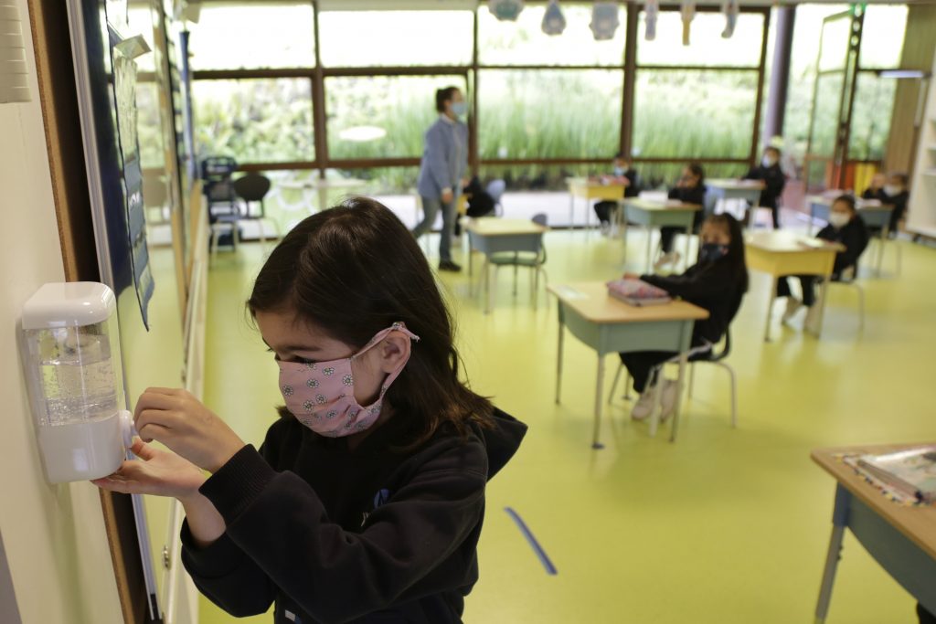 Clases presenciales en el país están cerca de llegar al 100% 1 Clases presenciales en el país están cerca de llegar al 100% El Ministerio de Educación Nacional reveló que, con corte al 22 de octubre, el 95,5 % de las instituciones educativas del país ya están ofreciendo clases presenciales bajo condiciones de bioseguridad para toda la comunidad educativa.