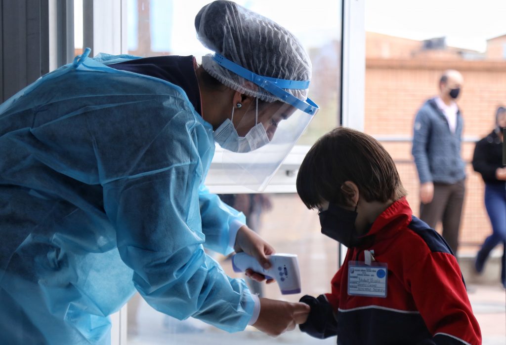 Inicia la vacunación para niños con Sinovac 1 Inicia la vacunación para niños con Sinovac El plan de vacunación avanza en Colombia y poco a poco se han ido habilitando la aplicación de las dosis a cada uno de los grupos poblacionales, es por ello que recientemente el presidente Iván Duque hizo el importante anuncio de ahora empezar a aplicar el esquema de vacunación a los niños.