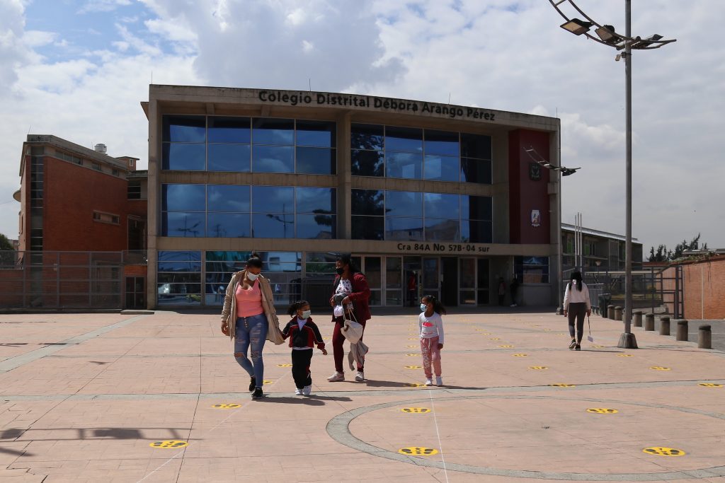 Clases presenciales en el país están cerca de llegar al 100% 3 Clases presenciales en el país están cerca de llegar al 100% El Ministerio de Educación Nacional reveló que, con corte al 22 de octubre, el 95,5 % de las instituciones educativas del país ya están ofreciendo clases presenciales bajo condiciones de bioseguridad para toda la comunidad educativa.
