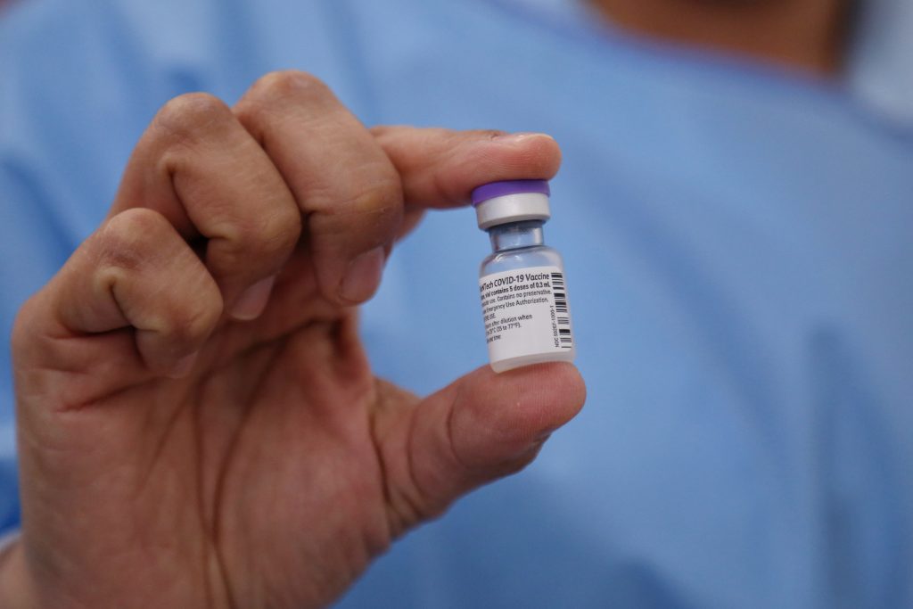 Laboratorio Inovio recibe aval del Invima para ensayo de vacuna Si de algo están seguras las autoridades de salud a nivel mundial es que la lucha contra el COVID-19 es un tema de largo aliento, y aunque contamos con ocho vacunas de alta eficacia contra esta enfermedad, son muchos los laboratorios que siguen investigando y sacando a la luz sus medicamentos.