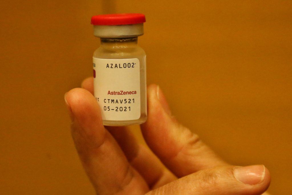 Llegaron las de AstraZeneca y desde este miércoles se la puede aplicar 1 Llegaron las de AstraZeneca y desde este miércoles se la puede aplicar Si usted es de los que se aplicó la primera dosis de la vacuna contra el coronavirus con el biológico creado por la farmacéutica europea AstraZeneca, o estaba esperando el arribo de otro lote de este laboratorio para ponerse la primera, mucho ojo, porque esta tarde arribaron 326 mil dosis al país.