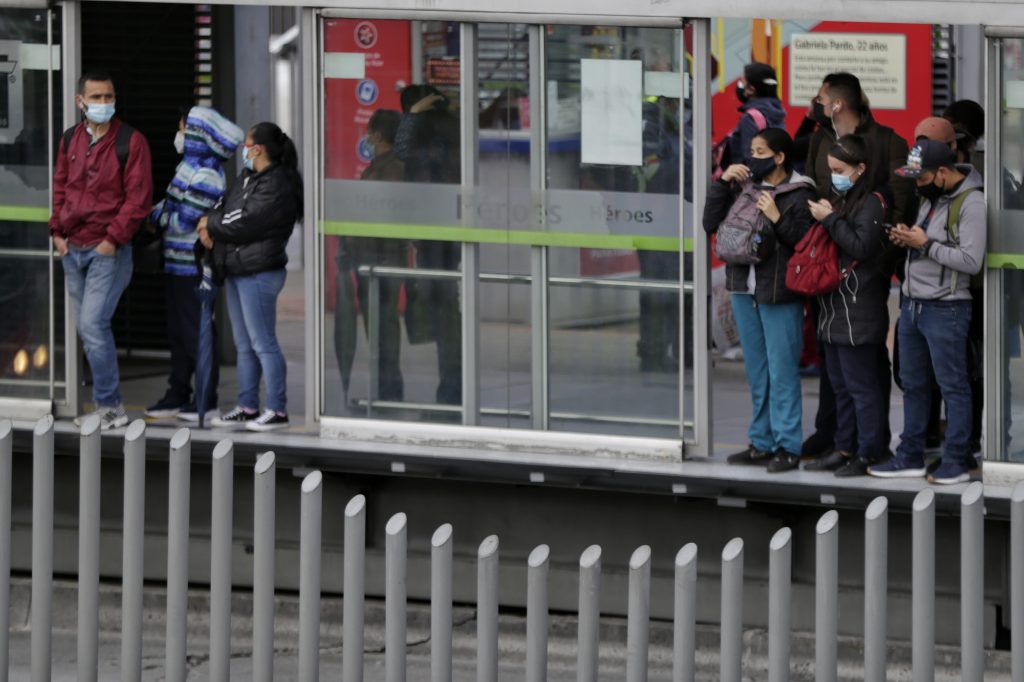 Transmilenio abrirá licitación para colocar nuevas puertas 3 Transmilenio abrirá licitación para colocar nuevas puertas Los colados han sido un dolor de cabeza para el sistema de TransMilenio, situación que les hace perder mucho billete. Cada día cientos de ciudadanos atraviesan las calles poniendo en riesgo su vida y se suben por las puertas para no pagar el pasaje. Debido a esta situación que parece de nunca acabar es que el sistema de transporte masivo reforzará su estrategia contra esta problemática.