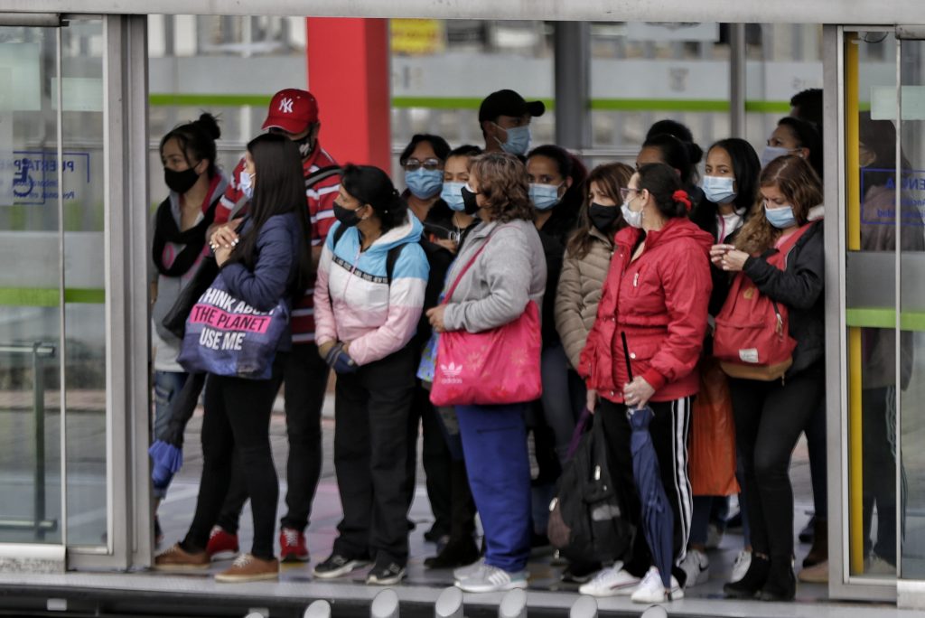 Transmilenio abrirá licitación para colocar nuevas puertas 1 Transmilenio abrirá licitación para colocar nuevas puertas Los colados han sido un dolor de cabeza para el sistema de TransMilenio, situación que les hace perder mucho billete. Cada día cientos de ciudadanos atraviesan las calles poniendo en riesgo su vida y se suben por las puertas para no pagar el pasaje. Debido a esta situación que parece de nunca acabar es que el sistema de transporte masivo reforzará su estrategia contra esta problemática.