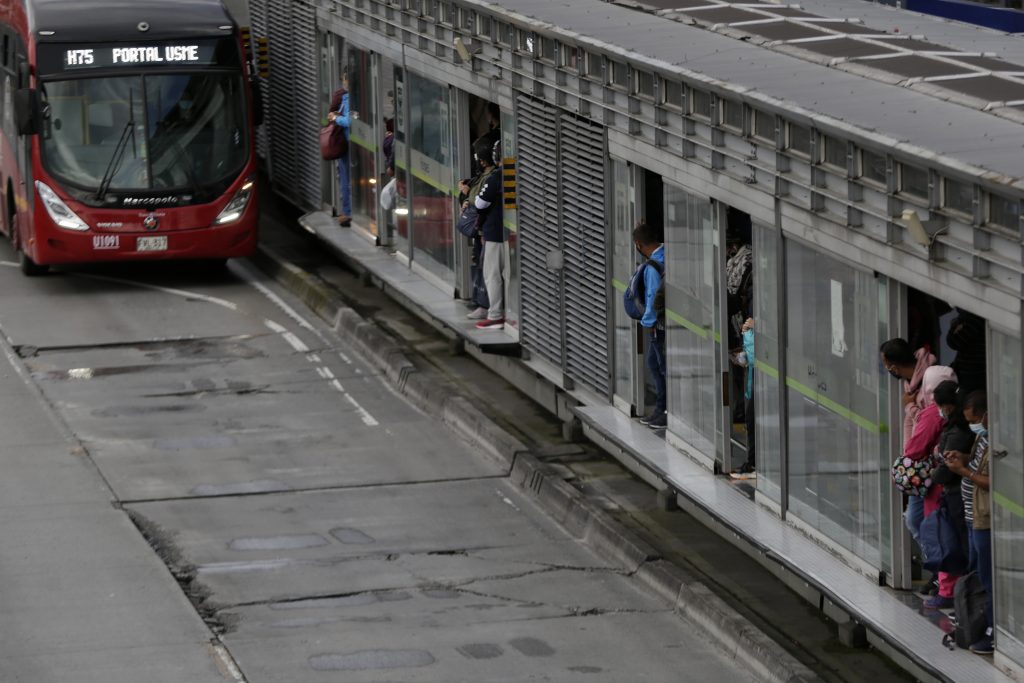 Transmilenio abrirá licitación para colocar nuevas puertas 2 Transmilenio abrirá licitación para colocar nuevas puertas Los colados han sido un dolor de cabeza para el sistema de TransMilenio, situación que les hace perder mucho billete. Cada día cientos de ciudadanos atraviesan las calles poniendo en riesgo su vida y se suben por las puertas para no pagar el pasaje. Debido a esta situación que parece de nunca acabar es que el sistema de transporte masivo reforzará su estrategia contra esta problemática.