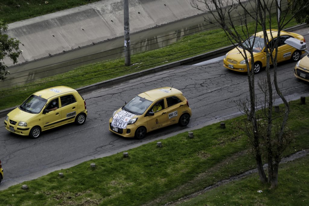 El podcast de historias de taxistas que podrá escuchar en RTVCPlay 2 El podcast de historias de taxistas que podrá escuchar en RTVCPlay Los taxistas con todas sus historias curiosas, así como paranormales, dramáticas o que parecen sacadas de una canción de Arjona que les suele ocurrir o ser testigos desde una silla de un taxi, hacen parte de los 23 relatos que buscan dar voz a un gremio que transporta cientos de historias en las calles colombianas en ‘Relatos Amarillos’.