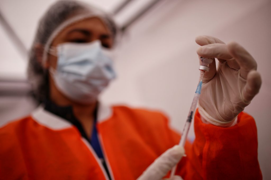 MinSalud espera aprobación del Invima para vacunar a menores 1 MinSalud espera aprobación del Invima para vacunar a menores El ministro de Salud, Fernando Ruiz, dijo este miércoles que sigue a la espera de la aprobación final del Invima para iniciar el plan de inmunización contra el COVID-19 a niños y niñas de tres años en adelante. Por ahora, en el país se aplica la vacuna contra el nuevo coronavirus solo a niños mayores de 12 años.