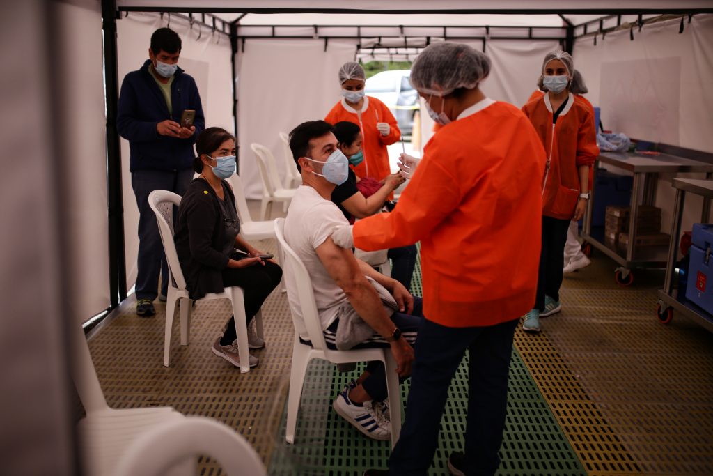Cinco puntos habilitados para la vacunación de la población migrante 1 Cinco puntos habilitados para la vacunación de la población migrante La vacunación en la capital del país continúa y con el fin de seguir avanzando para que más personas sean inmunizadas, a partir de este viernes los migrantes irregulares podrán aplicarse el biológico en alguno de los cinco puntos que habilitaron para esta población.