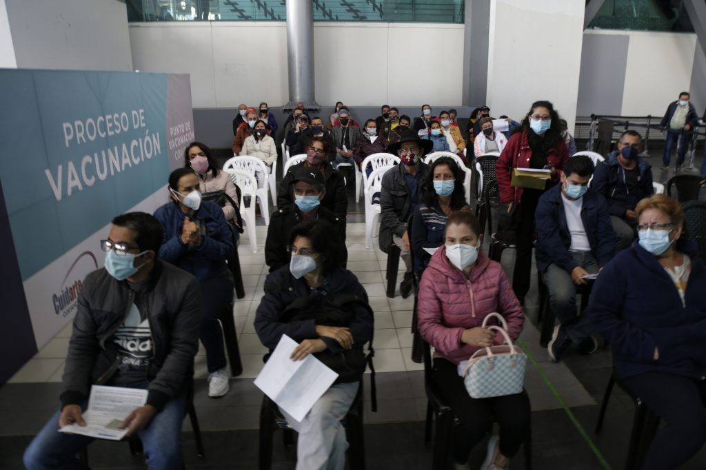 Colombia superó los 19 millones esquemas completos de vacunación El Ministerio de Salud informó que el martes, 12 de octubre se aplicaron en el país 292.695 dosis de vacunas contra el COVID-19. Con este nuevo reporte Colombia registra un total de 43.608.145 dosis aplicadas, de las cuales 24.553.708 corresponden a primeras dosis, mientras que 19.007.794 son de esquemas completos de vacunación.