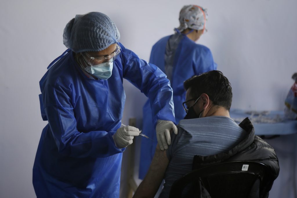 8.008.898 dosis contra el COVID se han aplicado en Bogotá A buen paso avanza el plan de vacunación en Bogotá, tan bien que la Secretaría de Salud&nbsp;reportó en las últimas horas que la ciudad superó una simbólica cifra de dosis aplicadas, al pasar los 8 millones de dosis.