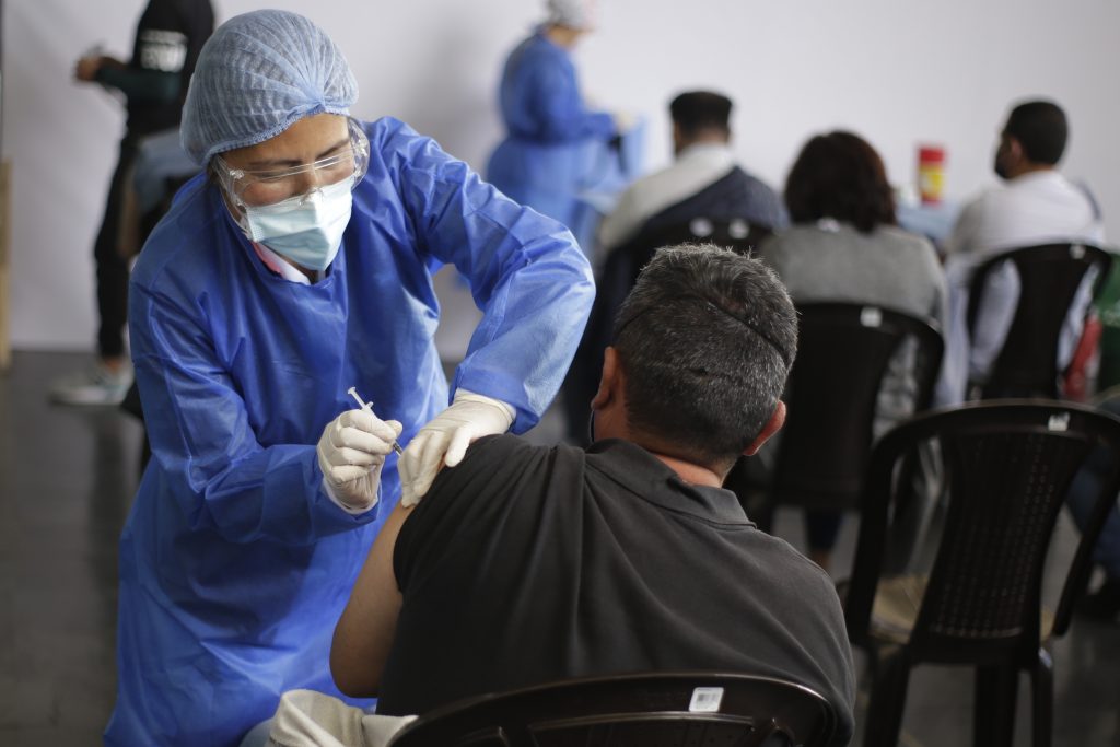 Mayores de 60 años ya podrán recibir la dosis de refuerzo 1 Mayores de 60 años ya podrán recibir la dosis de refuerzo El Gobierno Nacional anunció este viernes que desde mañana sábado, 6 de noviembre, iniciará la aplicación de la tercera dosis de la vacuna contra el COVID-19 a las personas entre 60 y 69 años.