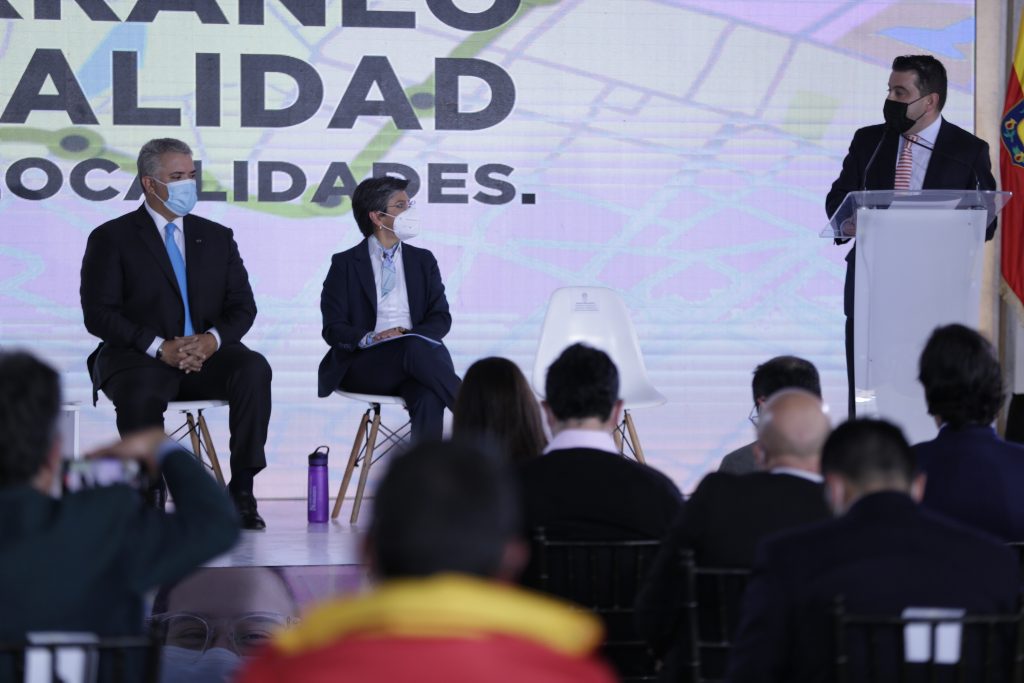 Fortalecer sanciones, sumar policías e impulsar transporte para Bogotá 1 Fortalecer sanciones, sumar policías e impulsar transporte para Bogotá El presidente de la República, Iván Duque Márquez, y la alcaldesa de Bogotá, Claudia López, se reunieron este martes para dialogar sobre temas y diversos proyectos que se estarán ejecutando próximamente en la capital del país.