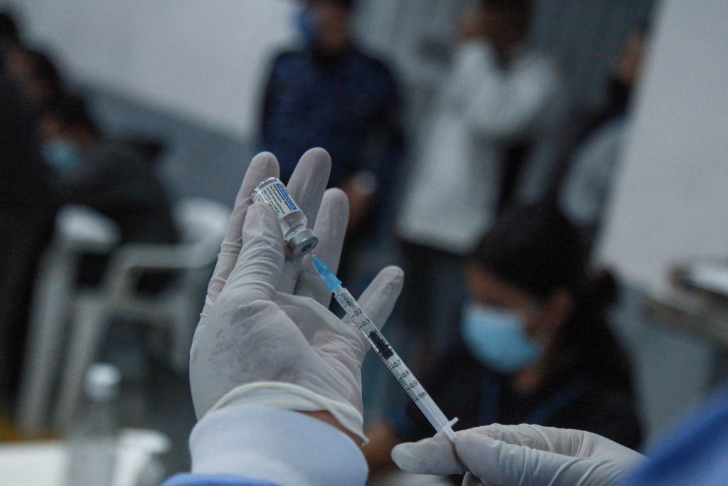 8.008.898 dosis contra el COVID se han aplicado en Bogotá A buen paso avanza el plan de vacunación en Bogotá, tan bien que la Secretaría de Salud&nbsp;reportó en las últimas horas que la ciudad superó una simbólica cifra de dosis aplicadas, al pasar los 8 millones de dosis.