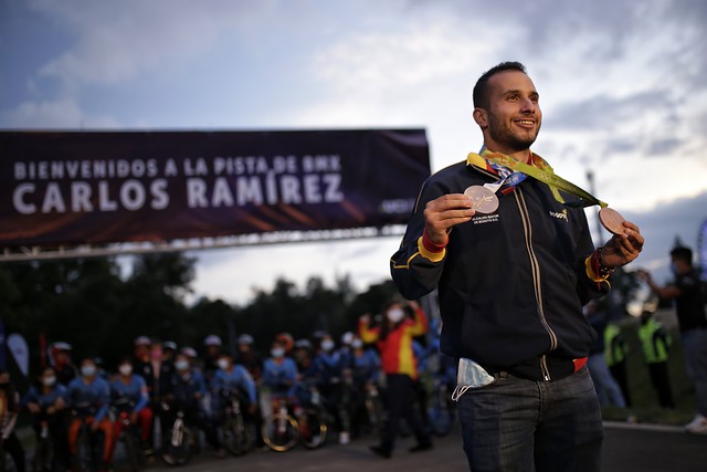 Carlos Ramírez ganó el oro en Turquía 2 Carlos Ramírez ganó el oro en Turquía El bicicrós colombiano brilló este domingo en las pistas de Europa, el doble medallista olímpico de BMX, Carlos Ramírez, se recuperó del infortunio de la primera jornada y se erigió como el gran ganador de la sexta válida de la Copa Mundo, que se disputó en la pista de Sarkaya, Turquía.