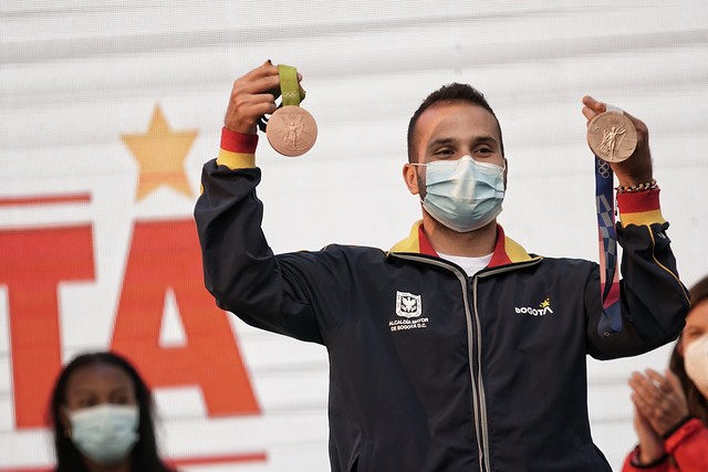 Carlos Ramírez ganó el oro en Turquía 1 Carlos Ramírez ganó el oro en Turquía El bicicrós colombiano brilló este domingo en las pistas de Europa, el doble medallista olímpico de BMX, Carlos Ramírez, se recuperó del infortunio de la primera jornada y se erigió como el gran ganador de la sexta válida de la Copa Mundo, que se disputó en la pista de Sarkaya, Turquía.