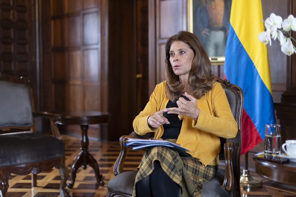 Por la canción 'Perra', la vicepresidenta critica a J Balvin 2 Por la canción 'Perra', la vicepresidenta critica a J Balvin En una carta abierta, la vicepresidenta y canciller Marta Lucía Ramírez y la Consejería Presidencial para la Equidad de la Mujer, Gheidy Gallo Santos, expresaron su rechazo ante dos situaciones, que aunque aisladas, hacen referencia a la violencia de género, una de ellas causada por el reguetonero paisa J Balvin.