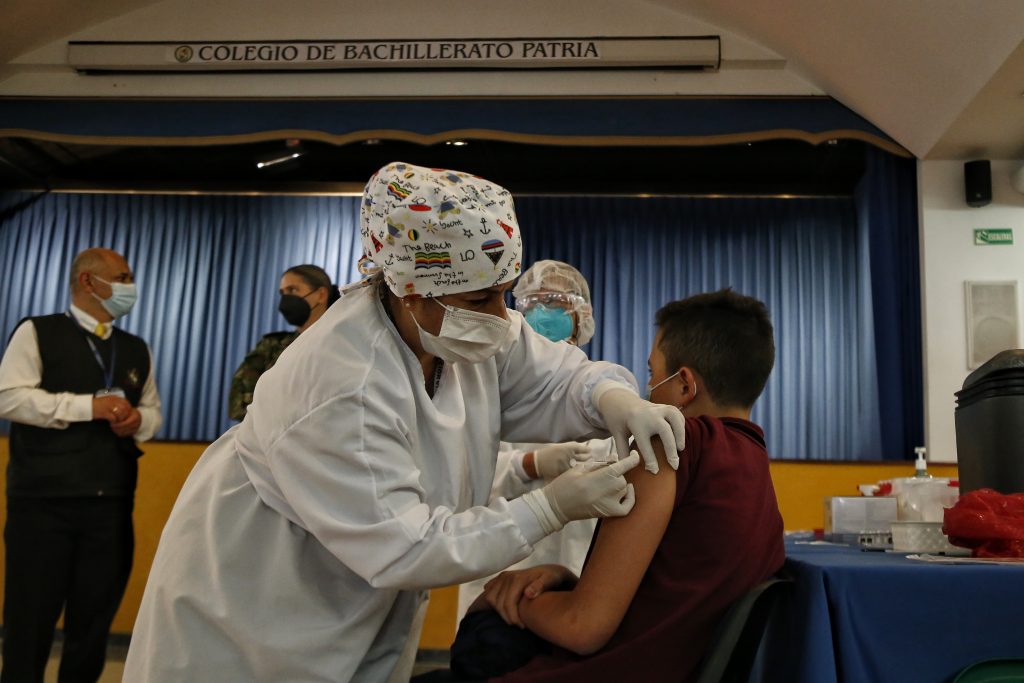 Con Sinovac y Pfizer vacunarían en Colombia a niños de 3 a 11 años 1 Con Sinovac y Pfizer vacunarían en Colombia a niños de 3 a 11 años En Colombia avanza el proceso de inmunización contra el COVID-19, y desde ya el Ministerio de Salud se plantea incluir a un nuevo grupo poblacional con el fin de protegerlo del mortal virus, se trata de los niños de 3 a 11 años de edad.