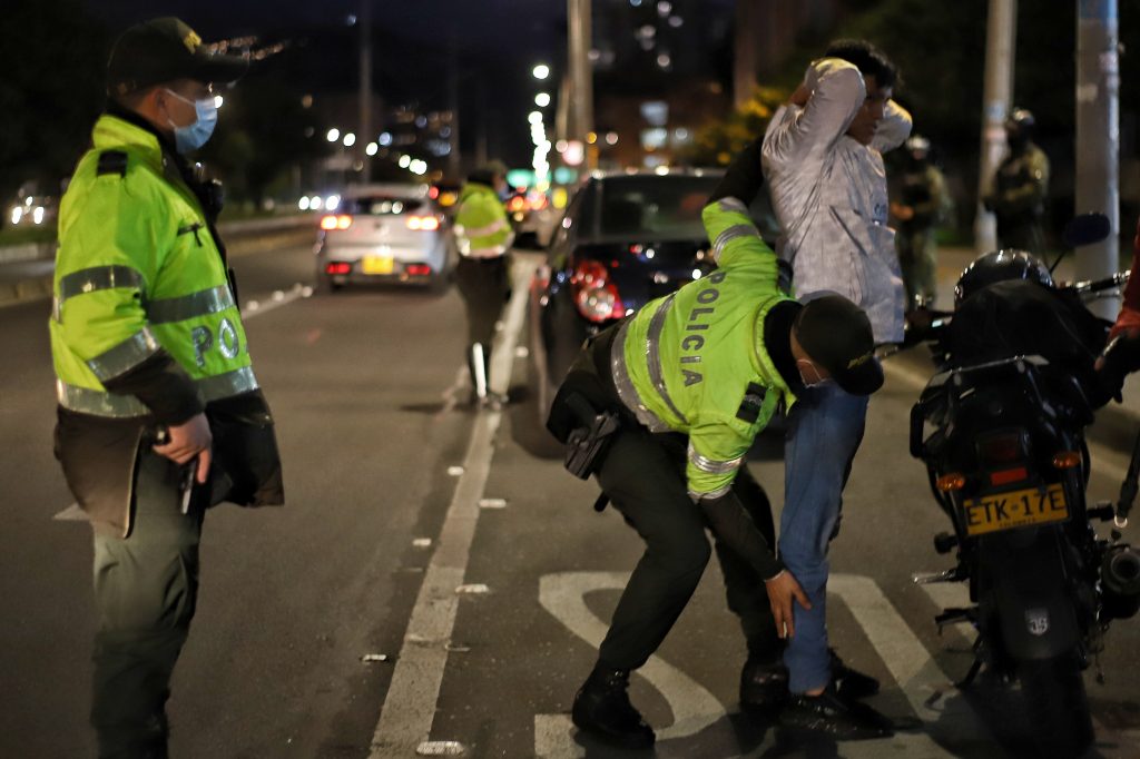 Nueve de los 11 delitos de alto impacto en Bogotá se redujeron 3 Nueve de los 11 delitos de alto impacto en Bogotá se redujeron Debido a las alarmas que se encendieron por parte de la ciudadanía desde hace unas semanas por cuenta del incremento de delitos violentos como los hurtos a mano armada y los homicidios, la Alcaldía de Bogotá desarrolló un plan con seis estrategias implementado para mejorar la seguridad en la capital.