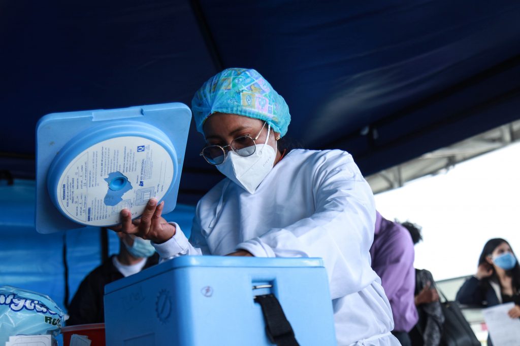 España vuelve al tapabocas y Reino Unido bate récord de contagios 1 España vuelve al tapabocas y Reino Unido bate récord de contagios A dos días de Navidad, la variante Ómicron del coronavirus, altamente contagiosa, se extiende a gran velocidad en Europa, donde el Reino Unido batió récord con 106.000 casos de COVID-19 en 24 horas y España volvió el miércoles a imponer el tapabocas en exteriores.