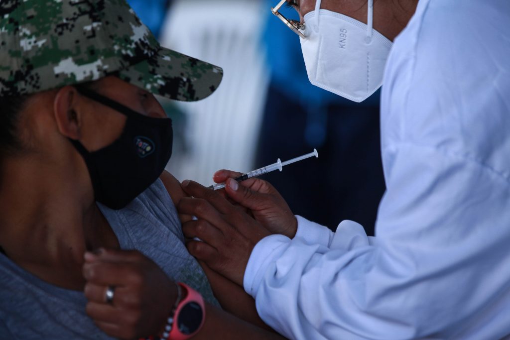 Si tuvo COVID ya solo deberá esperar un mes para vacunarse Este miércoles el Ministerio de Salud redujo de tres meses a uno el periodo de espera para la aplicación de la vacuna después del diagnóstico de COVID-19. El objetivo del Gobierno es cubrir a cerca de 2 millones de colombianos pendientes de vacunar y desarrollar su inmunidad híbrida.
