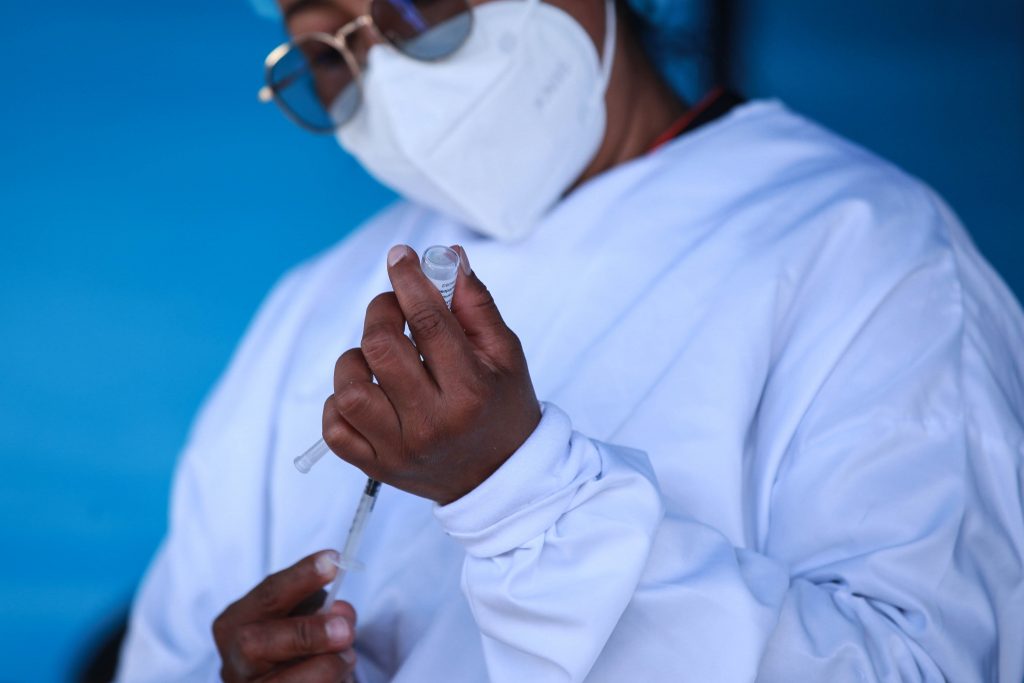 Si tuvo COVID ya solo deberá esperar un mes para vacunarse Este miércoles el Ministerio de Salud redujo de tres meses a uno el periodo de espera para la aplicación de la vacuna después del diagnóstico de COVID-19. El objetivo del Gobierno es cubrir a cerca de 2 millones de colombianos pendientes de vacunar y desarrollar su inmunidad híbrida.