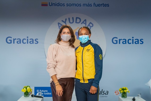 La boxeadora Íngrit Valencia recibió millonaria ayuda para su casa 2 La boxeadora Íngrit Valencia recibió millonaria ayuda para su casa Luego de que la medallista olímpica Íngrit Valencia denunciara que fue estafada en la compra de su vivienda, este jueves recibió una donación de 150 millones de pesos por parte fundaciones, constructoras y el Gobierno Nacional.
