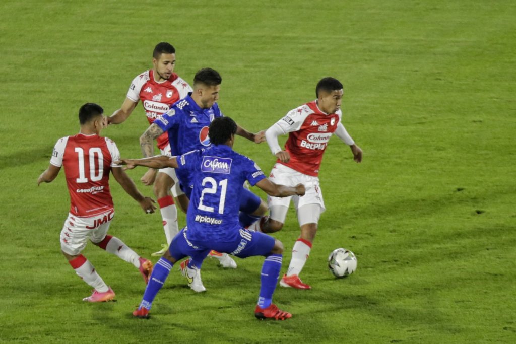 Millos se quedó con el clásico rolo número 304 Usualmente en los partidos de este nivel, se juega un gran nivel de honor y rivalidad que obliga a los dos oncenos a ganar desde el primero minuto. Pero en esta edición del clásico capitalino, se jugaban otras cosas; Santa Fé, que en las últimas fechas recompuso el rumbo tras la salida de Harold Rivera, buscaba meterse entre los ocho.
