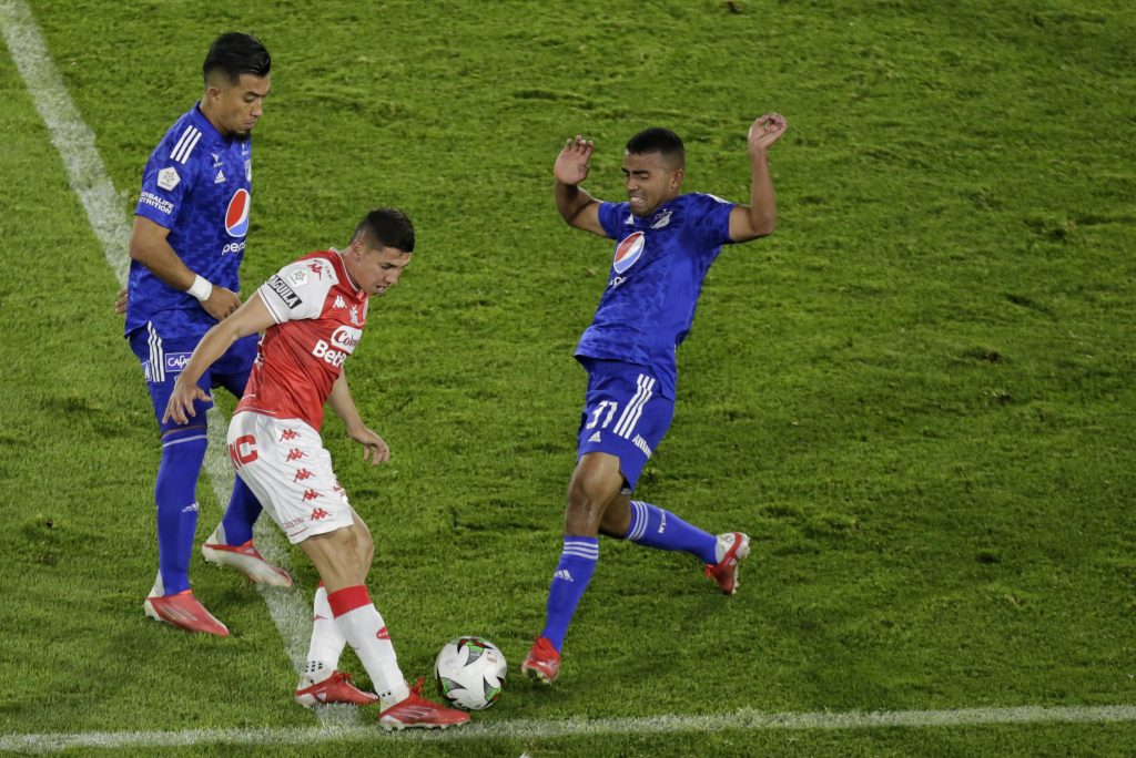 Millos se quedó con el clásico rolo número 304 Usualmente en los partidos de este nivel, se juega un gran nivel de honor y rivalidad que obliga a los dos oncenos a ganar desde el primero minuto. Pero en esta edición del clásico capitalino, se jugaban otras cosas; Santa Fé, que en las últimas fechas recompuso el rumbo tras la salida de Harold Rivera, buscaba meterse entre los ocho.