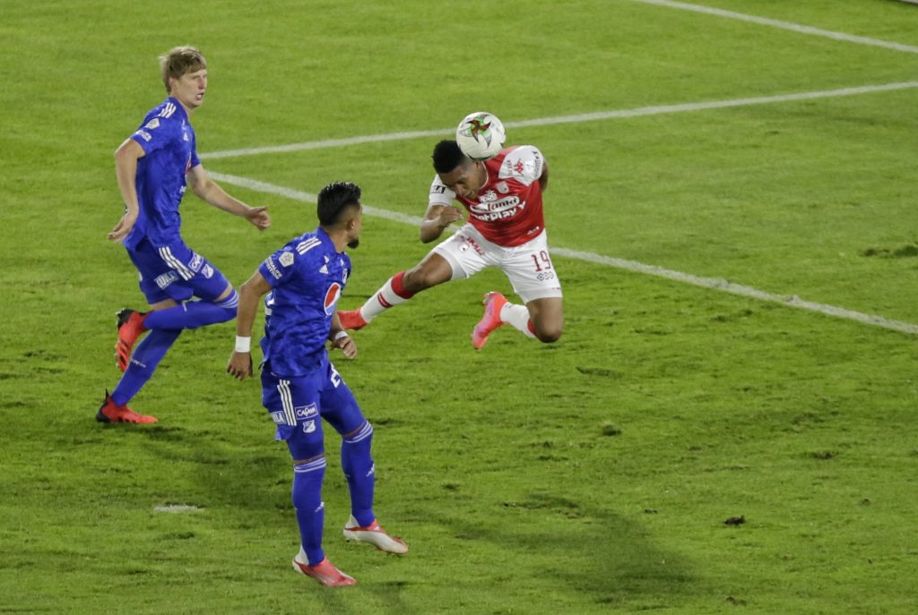 Millos se quedó con el clásico rolo número 304 Usualmente en los partidos de este nivel, se juega un gran nivel de honor y rivalidad que obliga a los dos oncenos a ganar desde el primero minuto. Pero en esta edición del clásico capitalino, se jugaban otras cosas; Santa Fé, que en las últimas fechas recompuso el rumbo tras la salida de Harold Rivera, buscaba meterse entre los ocho.