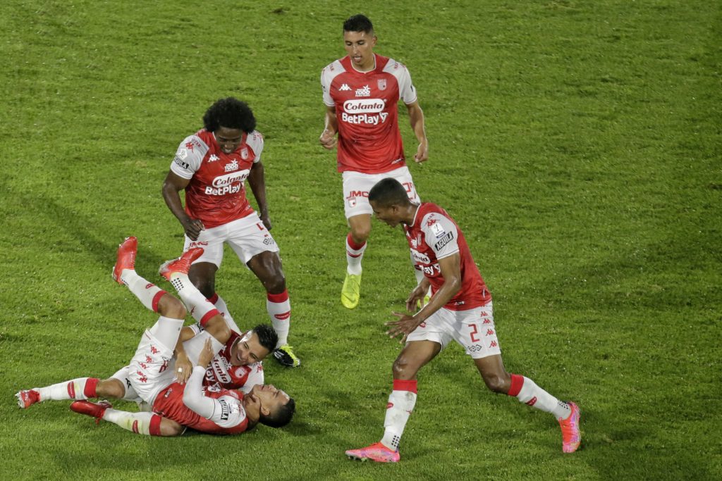 Santa Fe venció al América y ganó su cuarta Superliga 1 Santa Fe venció al América y ganó su cuarta Superliga Con jeararquía y golazos Independiente Santa Fe venció 3-2 al América en El Campín y se quedó con el título de la Superliga, su cuarto trofeo en este torneo, que ya había conseguido en 2013, 2015 y 2017.