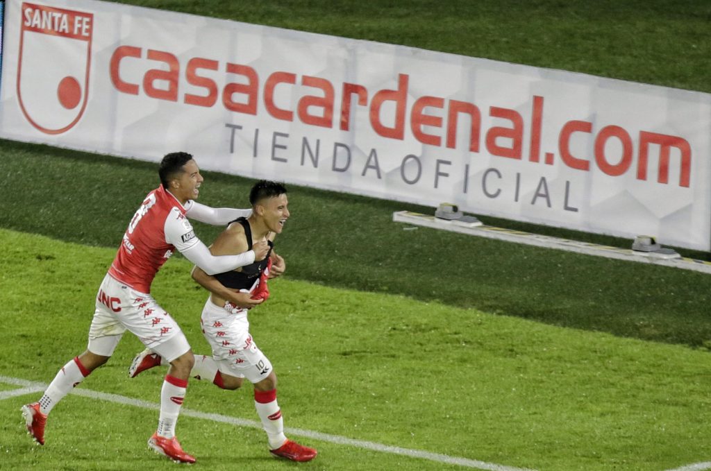Santa Fe venció al América y ganó su cuarta Superliga 4 Santa Fe venció al América y ganó su cuarta Superliga Con jeararquía y golazos Independiente Santa Fe venció 3-2 al América en El Campín y se quedó con el título de la Superliga, su cuarto trofeo en este torneo, que ya había conseguido en 2013, 2015 y 2017.