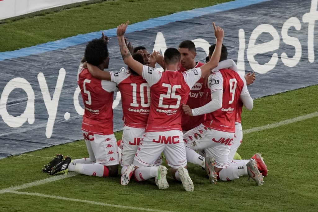 Santa Fe derrotó a Jaguares y quedó a un punto del octavo 2 Santa Fe derrotó a Jaguares y quedó a un punto del octavo Independiente Santa Fe acaba de conseguir una valiosa victoria por 3-1 contra Jaguares de Córdoba en el Estadio El Campín, por la jornada 16 de la Liga BetPlay, en un partido en el que los dirigidos por Grigori Méndez dieron un gran paso en su objetivo de meterse entre los ocho primeros.
