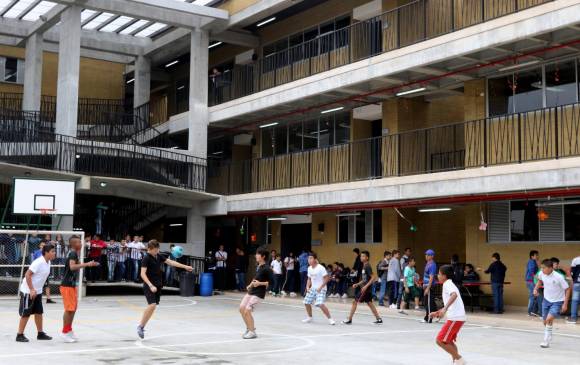 MinSalud planea fortalecer vacunación en colegios 1 MinSalud planea fortalecer vacunación en colegios Las autoridades sanitarias siguen haciendo esfuerzos para lograr que la vacunación en Colombia cada vez esté más cerca y alcance la cifra del 70% de la población inmunizada. Sin embargo, aún hace falta un porcentaje importante de ciudadanos de cada grupo poblacional.