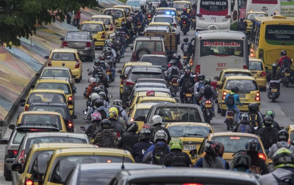 Ojo al pico y placa para hoy en Soacha 1 Ojo al pico y placa para hoy en Soacha Se terminó la semana del receso escolar este festivo, y es por ello que se adelantan los operativos de la Policía de Tránsito de Bogotá para el retorno a la capital. Soacha es el paso obligatorio para miles de vehículos que se dirigieron a diferentes destinos turísticos que se encuentran al sur de Cundinamarca y el país, por lo que se aplicará pico y placa.