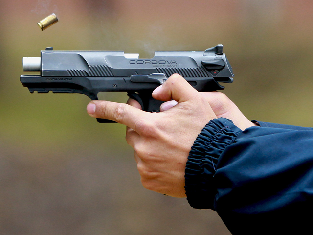 Matan a trabajador de una droguería en Vista Hermosa 2 Matan a trabajador de una droguería en Vista Hermosa Empuñando un arma de fuego con el fin de llevarse el producido de una droguería llegó, la mañana de ayer, un delincuente hasta el negocio. Intimidó al hombre que estaba atendiendo y en el momento en que se sintió acorralado por los gritos de la comunidad, accionó el revólver.