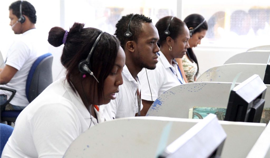Así afectó a Colombia la pandemia en el 2020 Un informe reveló que para el año 2020 el empleo tuvo un retroceso de alrededor de 20 años debido a las medidas de aislamiento que terminó en la reducción de puestos de trabajo, desplazando la población al desempleo y la inactividad.