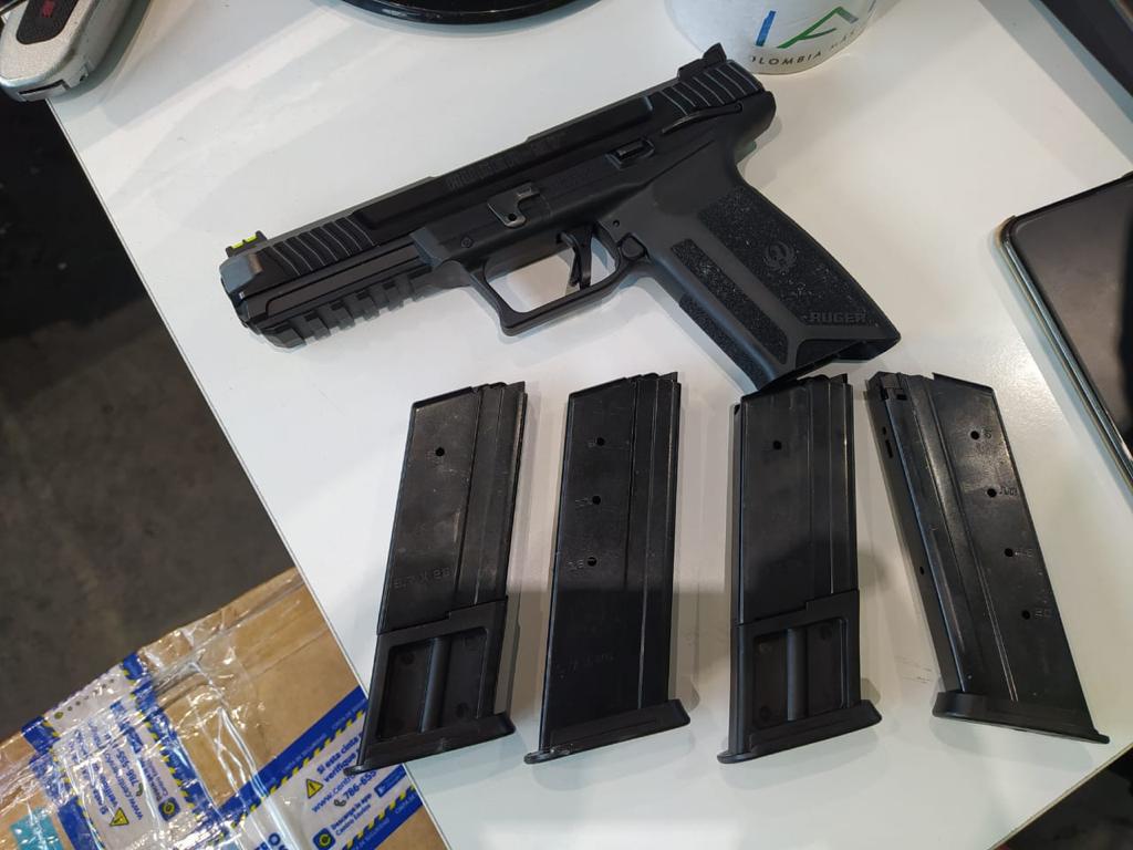 Desde la próxima semana se regularizará el porte de armas 1 Desde la próxima semana se regularizará el porte de armas Desde Montería, el ministro de Defensa, Diego Molano, anunció la firma del decreto de control y regulación de las armas traumáticas en el país.