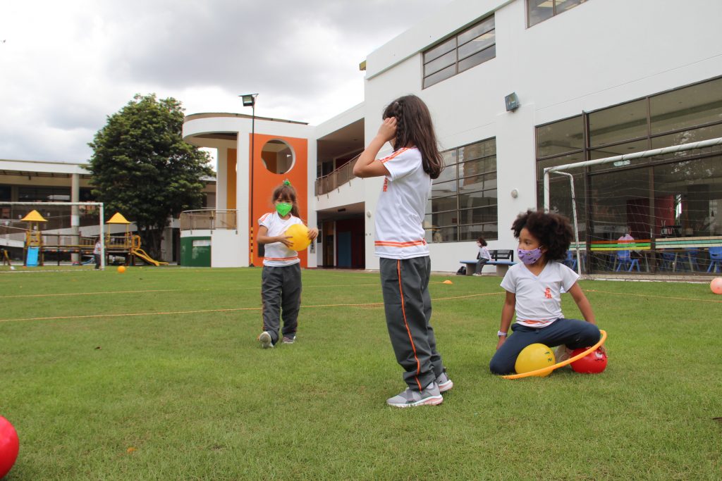 Clases presenciales en el país están cerca de llegar al 100% 2 Clases presenciales en el país están cerca de llegar al 100% El Ministerio de Educación Nacional reveló que, con corte al 22 de octubre, el 95,5 % de las instituciones educativas del país ya están ofreciendo clases presenciales bajo condiciones de bioseguridad para toda la comunidad educativa.