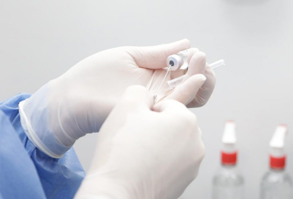 Laboratorio Inovio recibe aval del Invima para ensayo de vacuna Si de algo están seguras las autoridades de salud a nivel mundial es que la lucha contra el COVID-19 es un tema de largo aliento, y aunque contamos con ocho vacunas de alta eficacia contra esta enfermedad, son muchos los laboratorios que siguen investigando y sacando a la luz sus medicamentos.