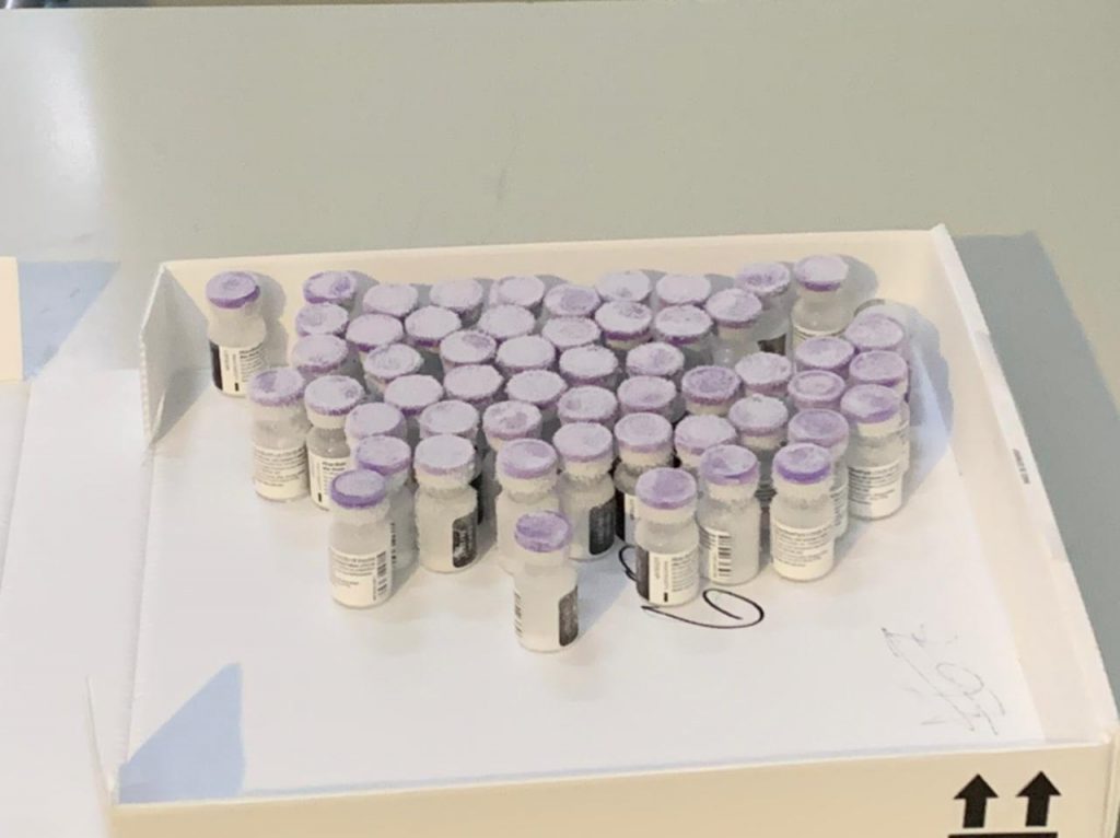 Un 95.6% de efectividad tiene la tercera dosis de Pfizer Un estudio realizado por las farmacéuticas estadounidense Pfizer y la alemana BioNTech, reveló que su tercera dosis tiene un alto porcentaje de efectividad. Esta tercera dosis funciona como refuerzo de las dos primeras y podría aplicarse a partir de los cuatro meses de haber recibido la segunda.