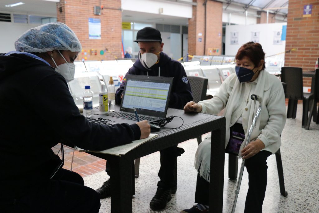 Mayores de 70 años podrán recibir dosis de refuerzo sin agendamiento Este viernes el Ministerio de Salud dio a conocer un nuevo paso en el Plan Nacional de Vacunación, pues tras el Puesto de Mando Unificado encabezado por el ministro Fernando Ruiz, se anunció que a partir de ahora los mayores de 70 años de edad podrán acudir a aplicarse la dosis de refuerzo contra el COVID-19 sin necesidad de agendamiento.