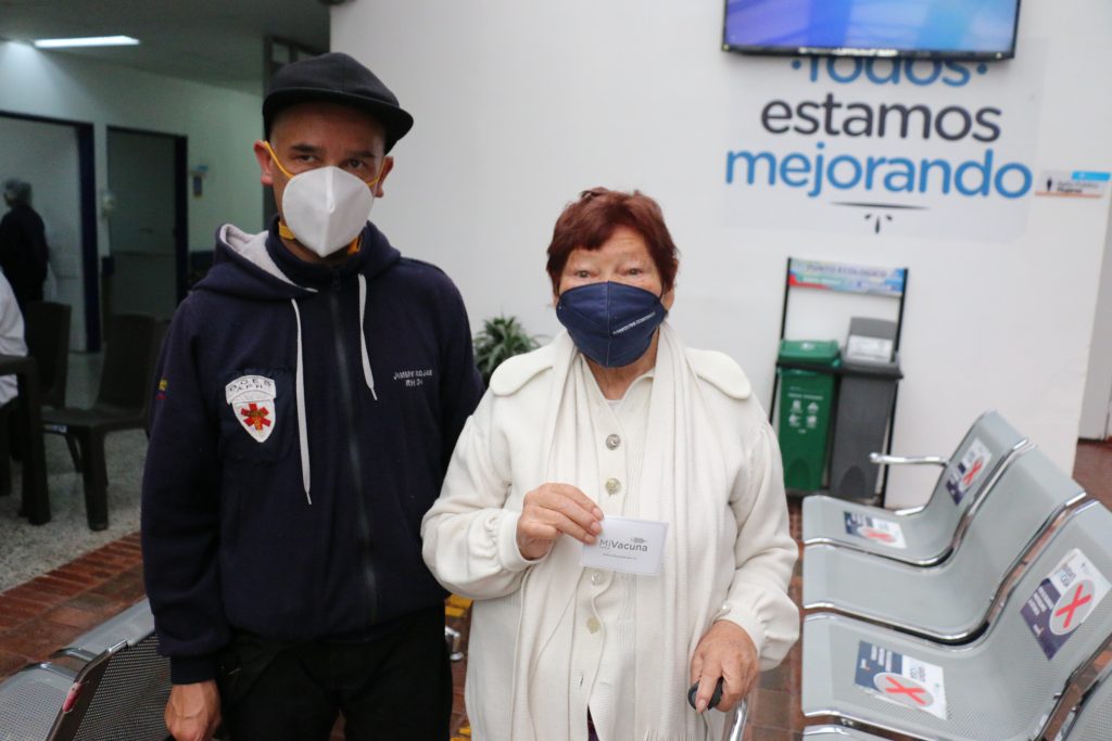 Mayores de 70 años podrán recibir dosis de refuerzo sin agendamiento Este viernes el Ministerio de Salud dio a conocer un nuevo paso en el Plan Nacional de Vacunación, pues tras el Puesto de Mando Unificado encabezado por el ministro Fernando Ruiz, se anunció que a partir de ahora los mayores de 70 años de edad podrán acudir a aplicarse la dosis de refuerzo contra el COVID-19 sin necesidad de agendamiento.
