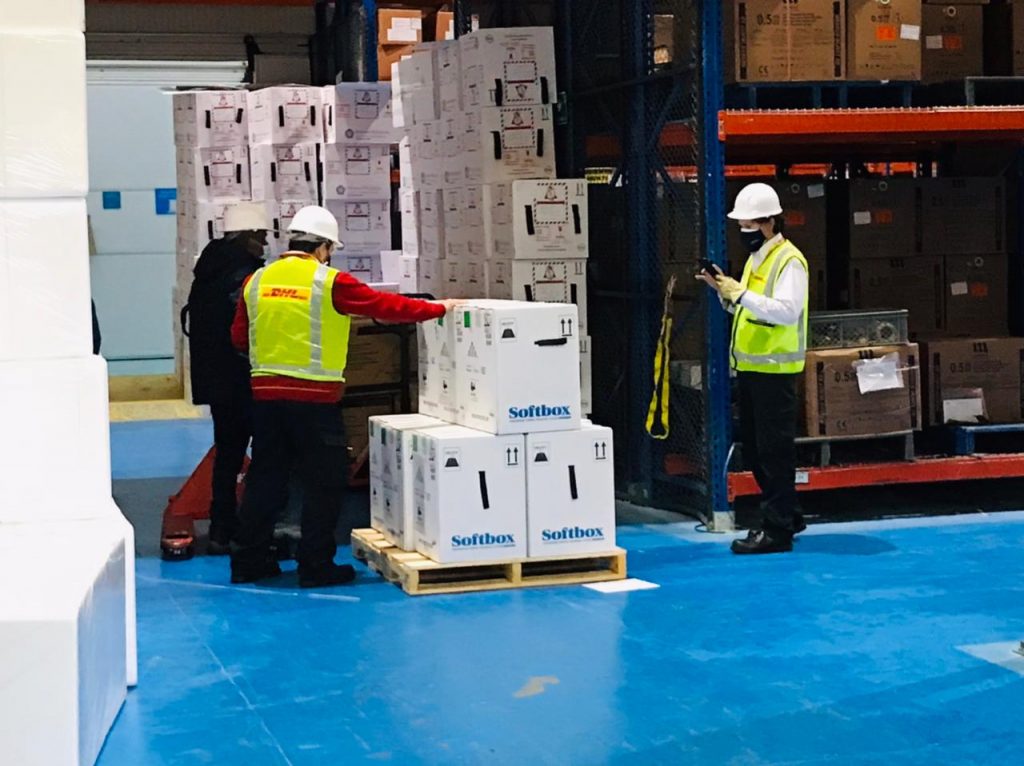 Llegaron a Colombia 126.360 dosis del laboratorio Pfizer 1 Llegaron a Colombia 126.360 dosis del laboratorio Pfizer Este miércoles Colombia recibió un nuevo lote de vacunas contra el COVID-19. Se trata de 126.360 dosis del laboratorio Pfizer, las cuales llegaron tras la negociación bilateral con esta casa farmacéutica.