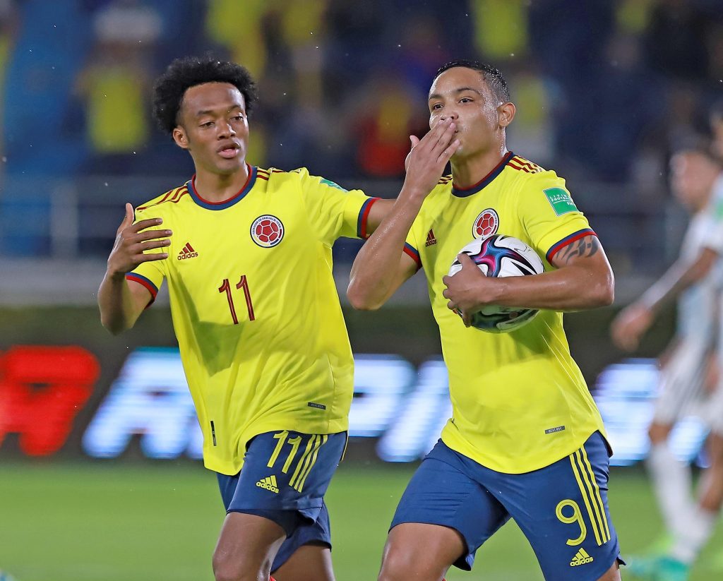 Contra Honduras se enfrentará la Selección Colombia en enero 1 Contra Honduras se enfrentará la Selección Colombia en enero El 2022 será un año decisivo para la Selección Colombia, pues tendrá que defender su puesto directo y clasificar al Mundial de Catar. Son cuatro los partidos que le quedan en la Eliminatoria, pero antes de eso afrontará un encuentro preparatorio, así lo acaba de anunciar la Federación Colombiana de Fútbol.