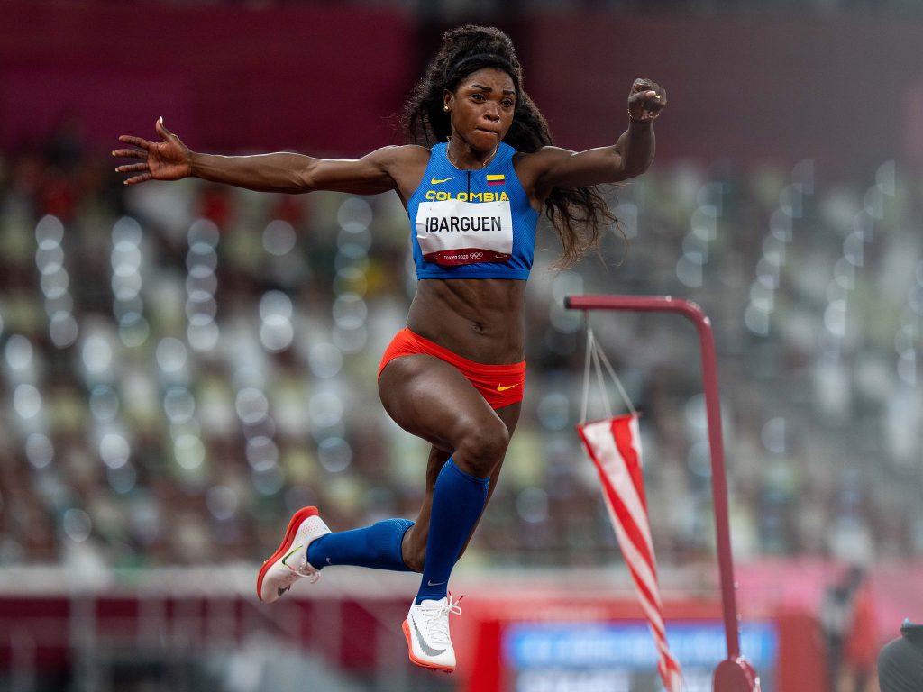 Caterine Ibargüen da el salto para lanzarse al Senado 1 Caterine Ibargüen da el salto para lanzarse al Senado Desde hace meses la atleta Caterine Ibargüen había dado puntadas de lo que iba a hacer en su futuro, pensando en su retiro de la actividad física. Un campo muy diferente al del deporte, y este miércoles se confirmó: dará el salto a la política.