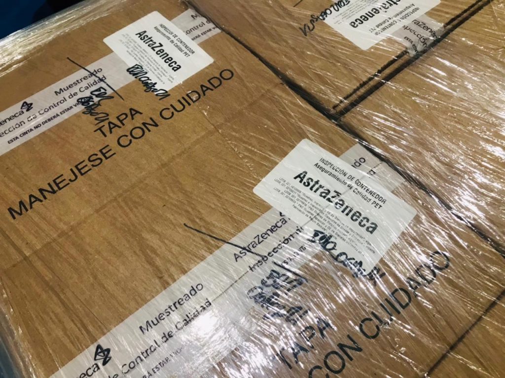 Llegaron las de AstraZeneca y desde este miércoles se la puede aplicar 2 Llegaron las de AstraZeneca y desde este miércoles se la puede aplicar Si usted es de los que se aplicó la primera dosis de la vacuna contra el coronavirus con el biológico creado por la farmacéutica europea AstraZeneca, o estaba esperando el arribo de otro lote de este laboratorio para ponerse la primera, mucho ojo, porque esta tarde arribaron 326 mil dosis al país.