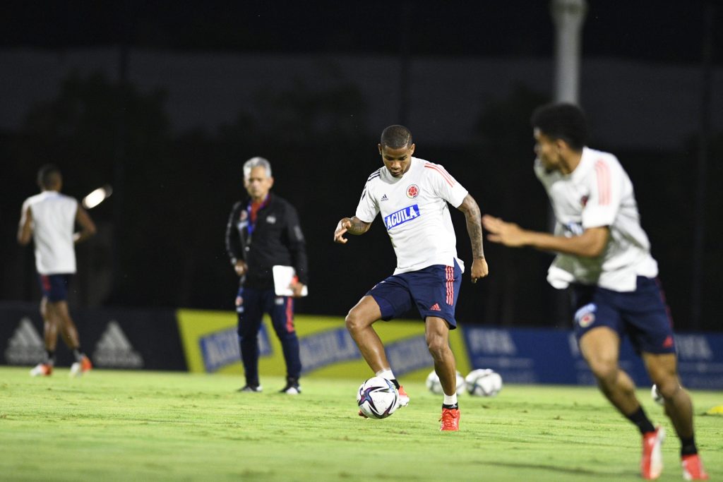 La Selección Colombia viaja esta tarde a Montevideo con 25 jugadores En las últimas horas quedó completo el grupo de jugadores convocados por el técnico Reinaldo Rueda a la Selección Colombia, que el próximo jueves 7 de octubre enfrentará a Uruguay por la jornada 11 de la Eliminatoria Suramericana al Mundial Catar 2022.
